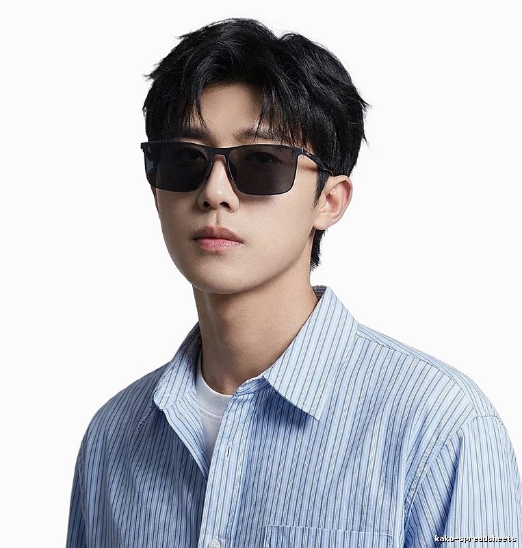 Classic black-framed sunglasses of Gucci