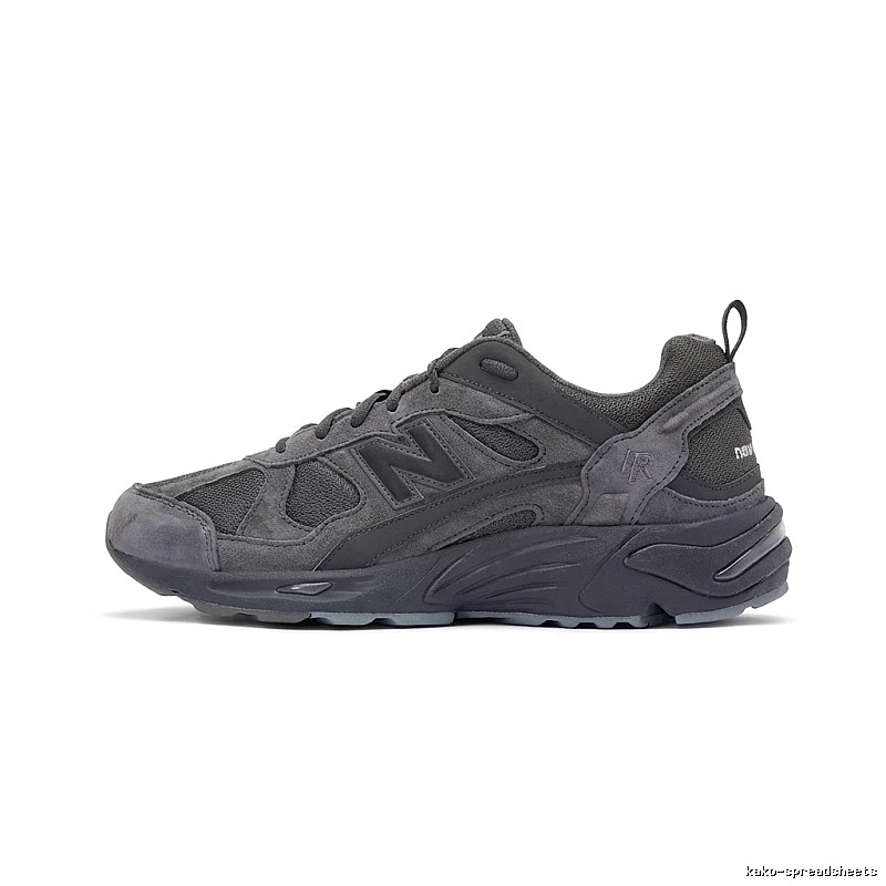 New Balance retro-style grey sports shoes