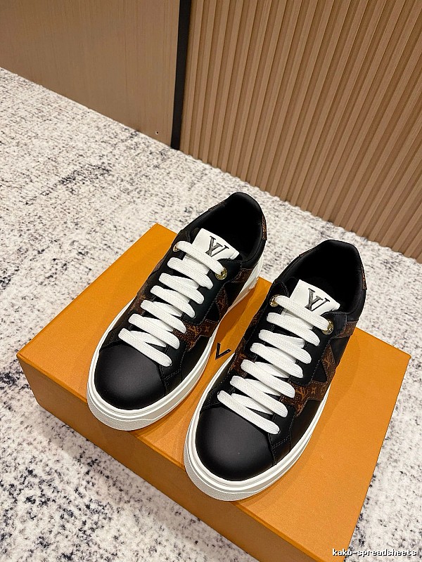 Nike Black Low-top Sneaker with Black Nike Low-top Detail