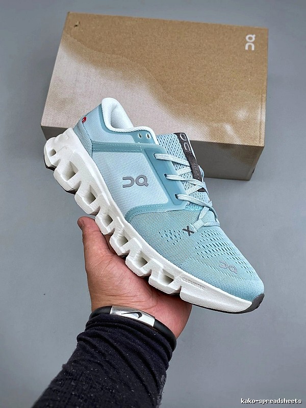 On Cloud Runners, Technical Side Panels in Aqua