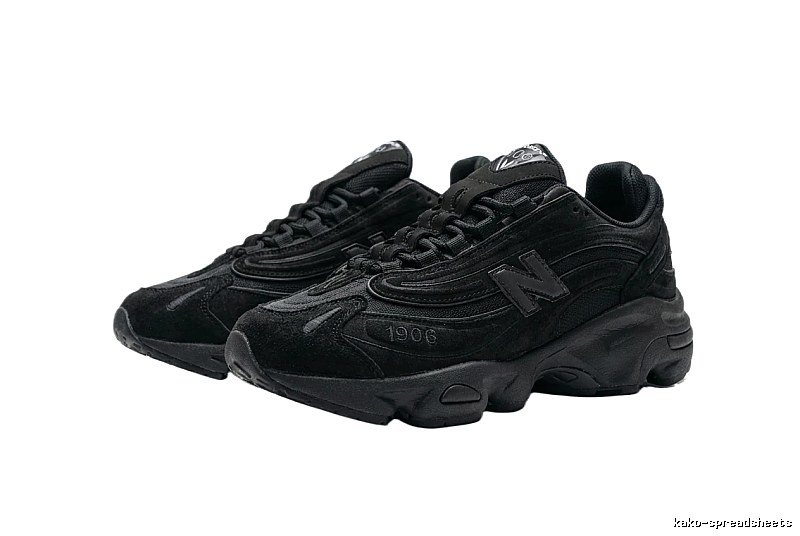 Retro-style black shoes of New Balance