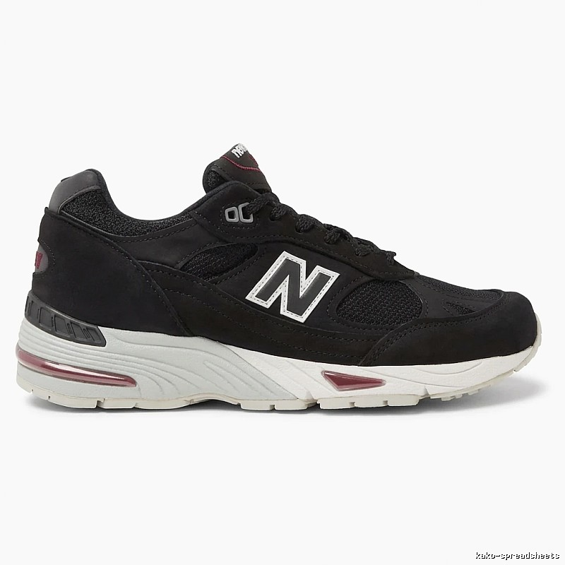 Retro-style black shoes of New Balance