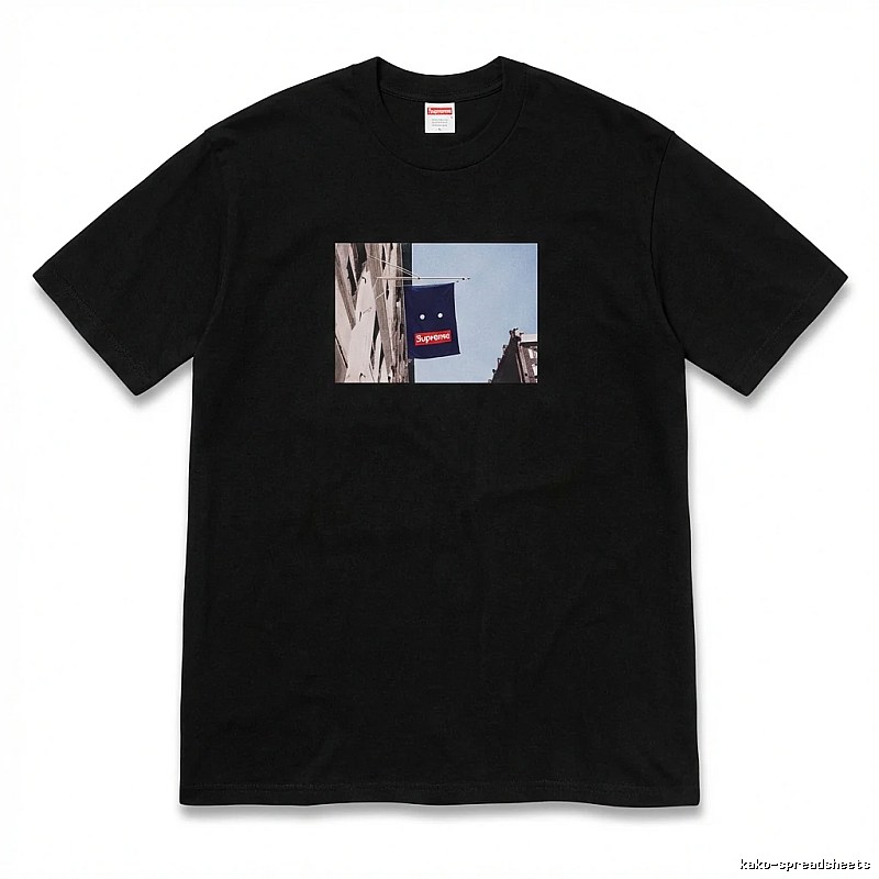 Supreme street scene style black T-shirt